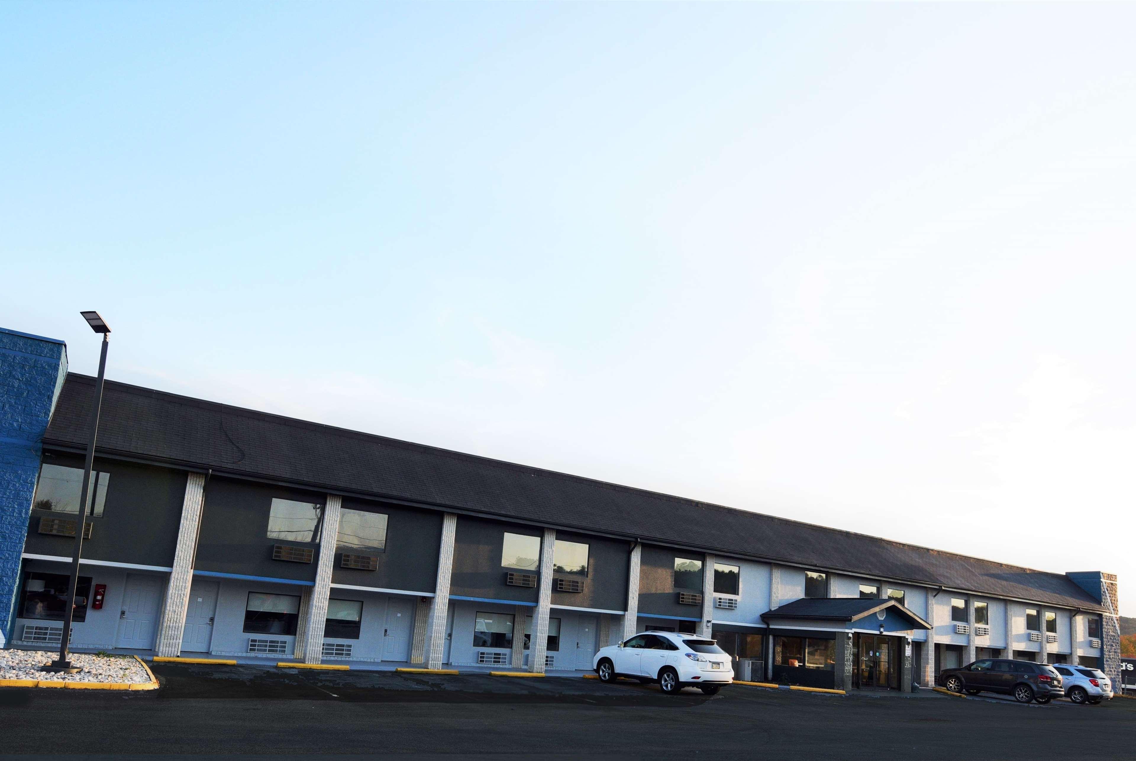 Baymont By Wyndham Pine Grove I-81 Hotell Exteriör bild